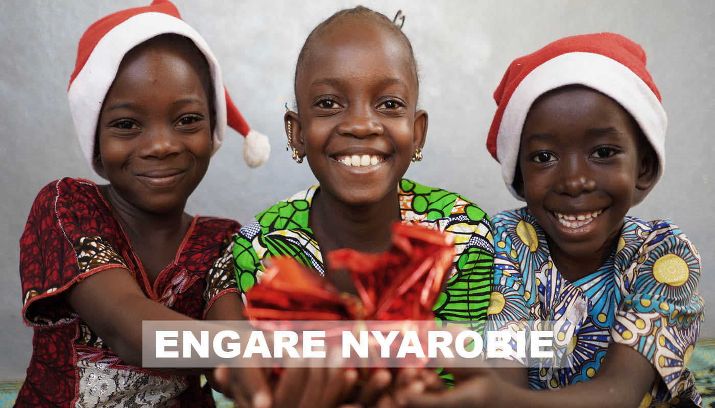 Photo of 3 black children from Nairobi wearing the cap of Santa Claus