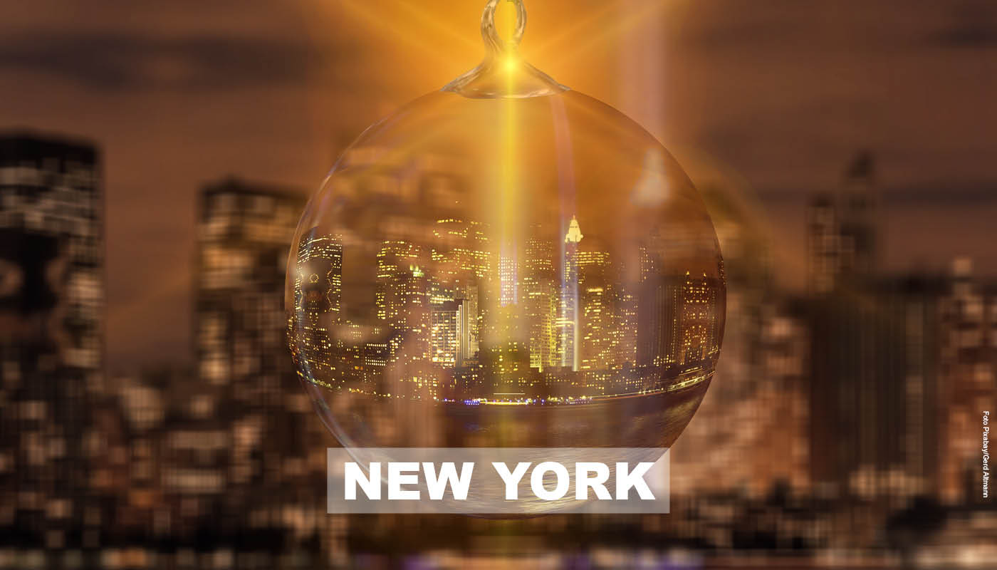 Foto von Glaskugel in der sich New York spiegelt vor Skyline