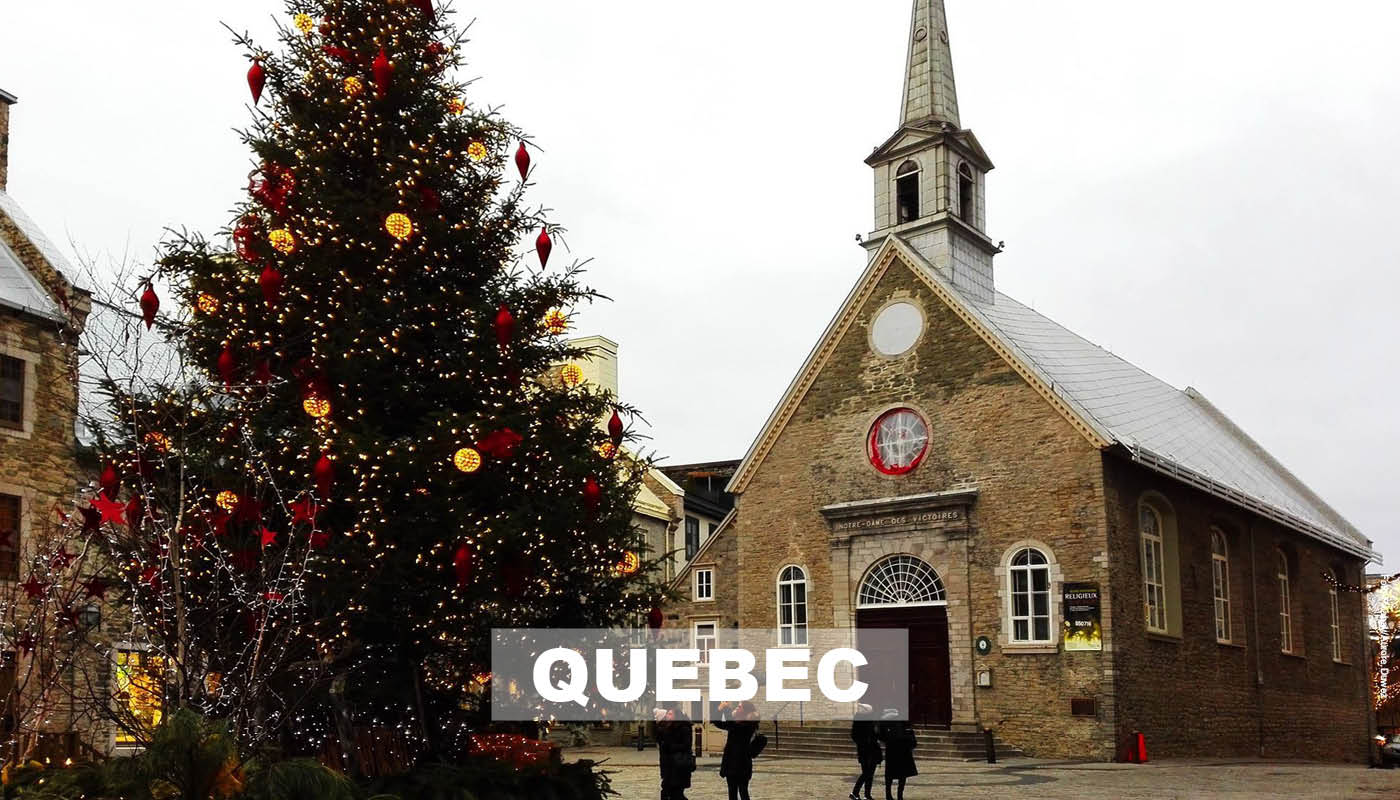 Foto von Quebec mit Kirche und Weihnachtsbaum im Vordergrund