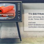 Ein Retro-Fernseher welcher ein Standbild einer Rolle Armierungsgewebe zeigt mit Hinweis auf den TV-Beitrag von KAST