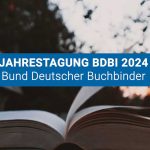 Foto zeigt ein aufgeschlagenes Buch im Wind mit dem Titel: Jahrestagung BDBI 2024